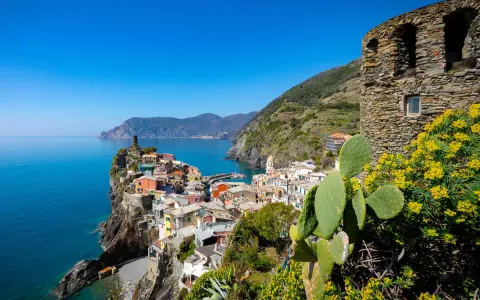Kolorowe domy w **parku narodowym Cinque Terre** przycupnęły na klifie nad turkusowym morzem.