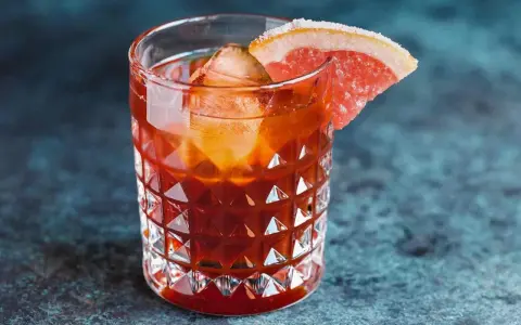 Koktajl z Jägermeister Manifest i grejpfrutem. Idealny na letnie wieczory, gdy zastanawiasz się, z czym pić.