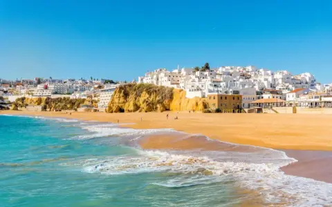 Sonne, Strand und Meer an der Algarve. Ein perfekter Ort für unseren Portugal Reiseblog.