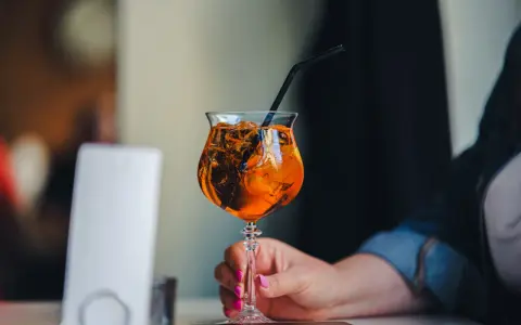 Orzeźwiający drink z lodem i słomką. Idealny na upalne dni, by poczuć smak lata. Jak pić Aperol? Z lodem i plasterkiem pomarańczy!