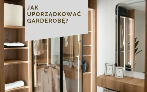 Jak urządzić małą garderobę? Drewniane półki, oświetlenie LED i lustro tworzą funkcjonalną przestrzeń.