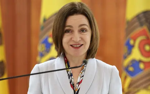 Uśmiechnięta polityk przemawia do mikrofonu. To inspirujący przykład projektu kampanii wyborczej.