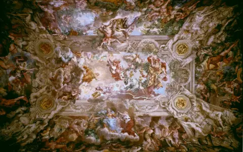 Vaste fresque de plafond, une oeuvre baroque foisonnante de figures célestes et humaines dans un décor architectural illusionniste.
