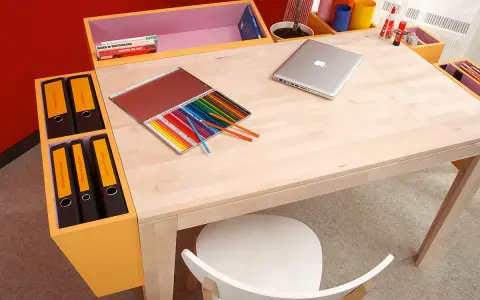 Ein heller Schreibtisch, perfekt zum **schreibtisch selber bauen**, mit Buntstiften, Laptop und Ordnern.