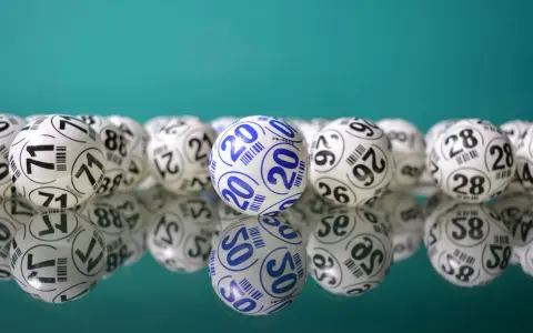 Bolas de lotería con números, listas para saber como hacer una rifa.