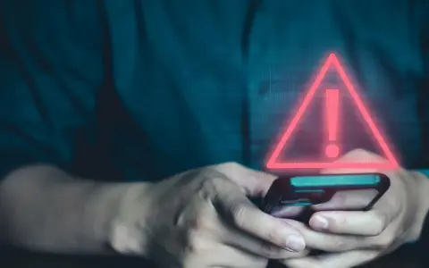 Ostrzeżenie na ekranie telefonu. Dowiedz się, jak sprawdzić, czy telefon jest śledzony i uniknąć zagrożeń.