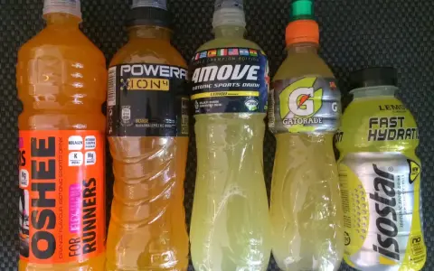 Napoje izotoniczne ranking: OSHEE, Powerade, 4MOVE, Gatorade, Isostar. Wybór dla biegaczy i sportowców.