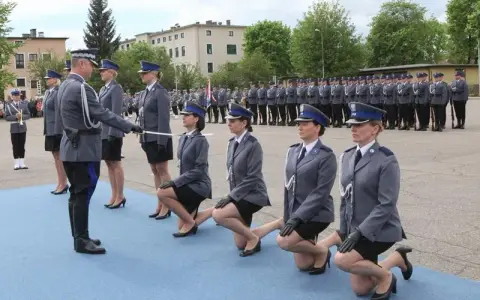 Awans w policji po studiach – jak uniknąć pułapek i przyspieszyć karierę