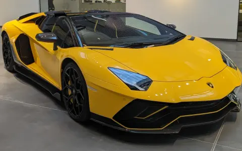 Lamborghini Aventador ile koni - moc różnych wersji i ich osiągi