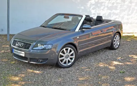 Grauer Audi A4 B6 Cabrio mit offenem Verdeck, bereit für eine Spritztour.