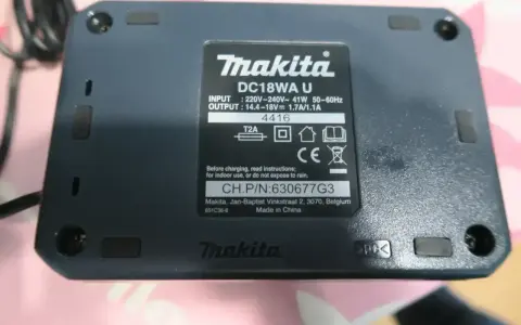 Oznaczenia na akumulatorze Makita DC18WA U: napięcie wejściowe 220-240V, wyjściowe 14.4-18V.