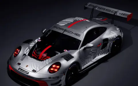 Silberner Porsche 911 GT3 R mit auffälligem Schachbrettmuster und roten Akzenten, bereit für die Rennstrecke.