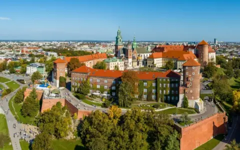 Zamek Królewski na Wawelu, jeden z najlepszych muzeów w Polsce, z widokiem na miasto.