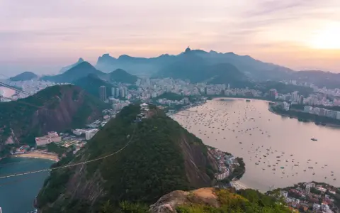 Widok na Rio de Janeiro z góry. Miasto, zatoka pełna łodzi i góry. Czy Brazylia jest bezpieczna? Widok zapiera dech w piersiach.