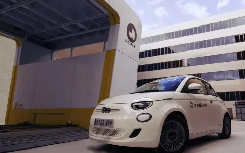 Fiat 500 elettrica pronta per la ricarica rapida alla stazione Ample. La sua batteria è il cuore pulsante della mobilità sostenibile.