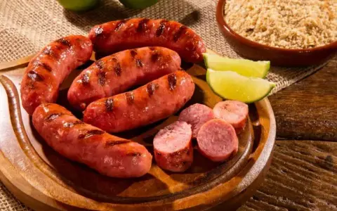 Czy pies może jeść kiełbasę? Dowiedz się, co może mu zaszkodzić