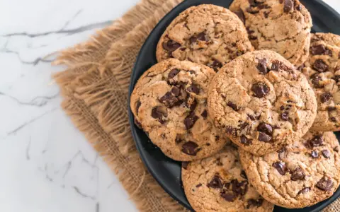 Assiette de cookies aux pépites de chocolat, parfaits après une cuisson réussie en chaleur tournante.