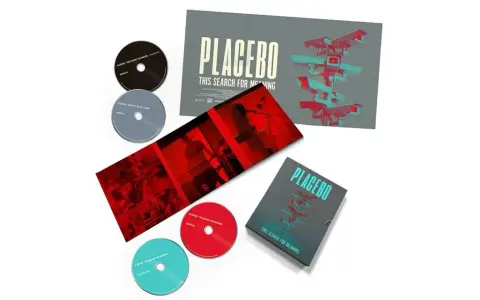Cajas y discos de la banda Placebo, con arte de cámaras de seguridad y estética roja y azul. Incluye CDs, DVD y Blu-ray.