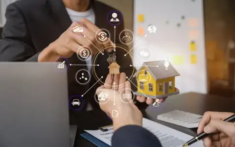 Remise de clés d'une maison miniature, symbolisant la gestion immobilière et les défis du paiement irrégulier et tardif des loyers.