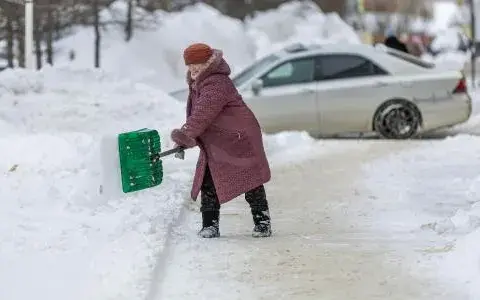 Kto odśnieża chodnik przy drodze powiatowej? Poznaj swoje prawa i obowiązki