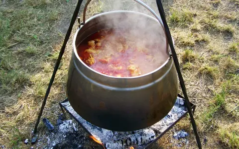 Pyszny kociołek z mięsem i kapustą gotuje się na ognisku. Idealny przepis na jesienne wieczory.