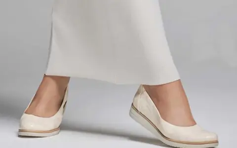 Zapatos cómodos y elegantes, ideales como calzado para pies cavos, con un diseño moderno y un acabado texturizado.