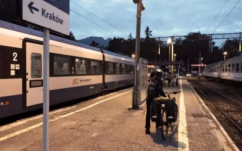 Kraków, Budapeszt, pociąg. Rowerzysta z bagażami czeka na peronie na pociąg do Krakowa.