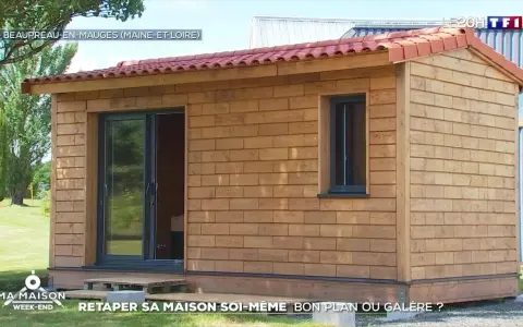 Petite maison en bois avec une porte coulissante vitrée et une fenêtre. Un projet pour retaper sa maison soi-même.