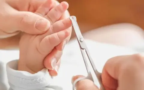 Jak obciąć niemowlakowi paznokcie bezpiecznie i bez stresu