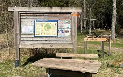 Vid torpet Freden finns en informationstavla om naturreservatet Bokedalen och en skylt som visar vägen till Bohusleden.