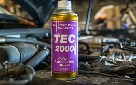 Puszka TEC 2000 do czyszczenia układu paliwowego benzyny, umieszczona w komorze silnika.
