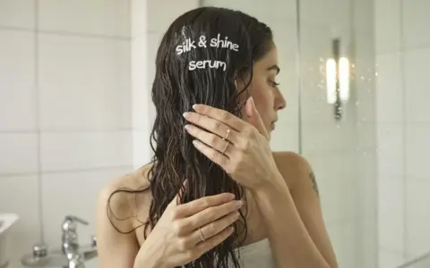 Spłukiwać serum do włosów? Poznaj zasady i unikaj błędów