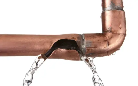 Tubería de cobre rota con agua saliendo. Es hora de arreglar tubería picada.