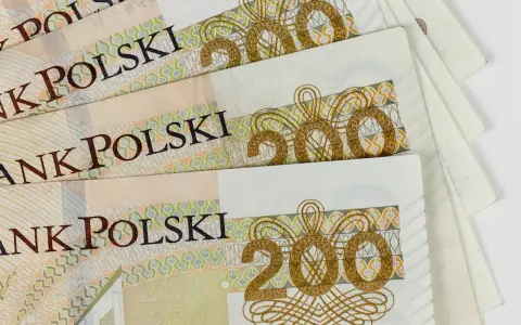 Kilka banknotów 200 zł ułożonych jeden na drugim. To polska waluta, która może posłużyć jako nova mispra capital.