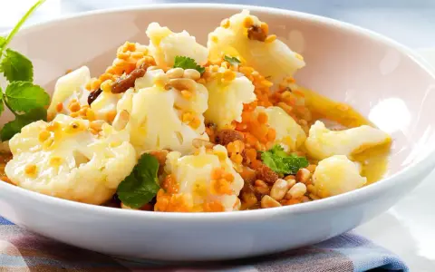 Blumenkohl mit Linsen und Pinienkernen, ein Gericht, das zeigt, wie vielfältig die besten blumenkohl-rezepte sein können.