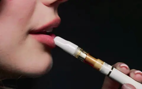 Boca de joven usando un vaper sin nicotina. ¿Qué pasa si fumas vaper sin nicotina con 12 años?