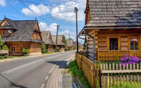 Drewniane domy i tradycyjna architektura tworzą urokliwy krajobraz. Wiele atrakcji czeka na odkrycie w Chochołowie.