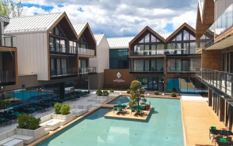 Nowoczesny kompleks hotelowy z basenem i tarasami. Idealne miejsce na relaks w Termach Karkonosze.