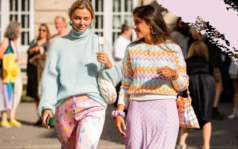 Zwei Frauen in pastellfarbenen Outfits, die sanfte Töne wie Hellblau, Rosa und Lavendel zeigen. Sie verkörpern den Charme von pastellfarben.