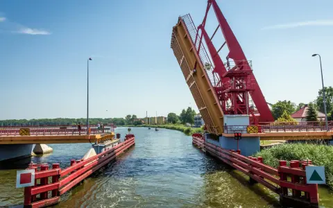 Podniesiony most w Dziwnowie, jedna z głównych atrakcji, otwiera drogę łodziom.