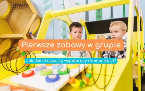 Dwóch chłopców bawi się w żółtym pojeździe, ucząc się współpracy i komunikacji.