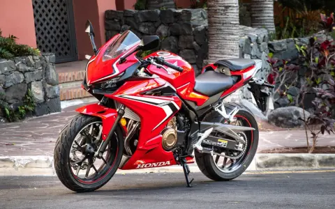 Honda CB 500 X rossa, pronta a sfrecciare. La sua velocità massima ti porterà ovunque.