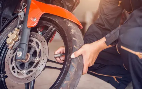 Sprawdzanie ciśnienia w oponach motocyklowych. Tabela z zalecanymi wartościami pomoże utrzymać bezpieczeństwo i komfort jazdy.