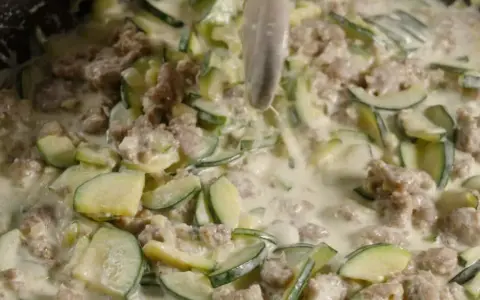 Pasta Salsiccia e Zucchine: Ricetta Veloce e Cremosa Perfetta