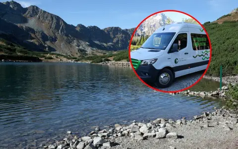 Ekologiczne busy na Morskie Oko dowożą turystów do malowniczego jeziora w Tatrach.
