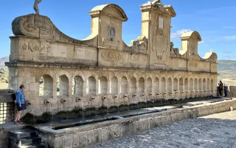 Fontana monumentale con archi e getti d'acqua, un luogo da scoprire ad Agira.