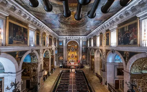 Prachtvoller Innenraum einer der beeindruckenden Lissabon Kirchen, mit bemalter Decke, Gemälden und goldenem Altar.