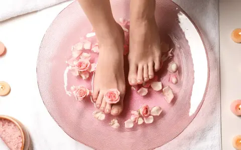 Relaks dla stóp: kąpiel z płatkami róż i świecami. To właśnie jest pedicure co to znaczy – pielęgnacja i odprężenie.