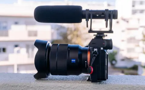 Profesjonalny aparat z obiektywem Zeiss i mikrofonem. Jego matryca aparatu jest gotowa do uchwycenia każdego detalu.