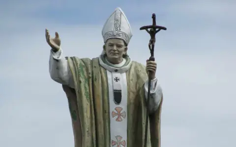 Pomnik Jana Pawła II z krzyżem. Zastanawiamy się, ile języków znał Jan Paweł II, który przemawiał do świata.